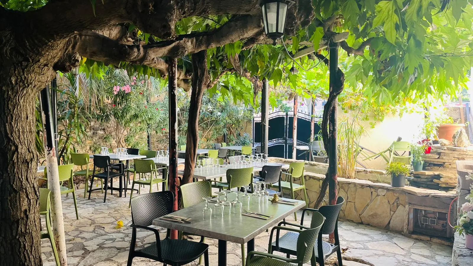 Détendez-vous sur notre terrasse ombragée, l'endroit parfait pour déguster nos plats en toute tranquillité.